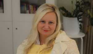 Sandra bere knjigo scaled e1606166180974